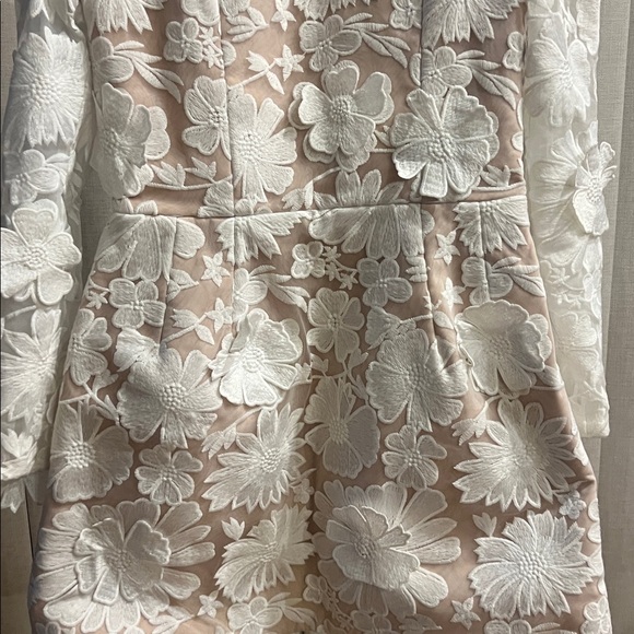 Elegant White Floral Backless Dress - Picture 5 of 9